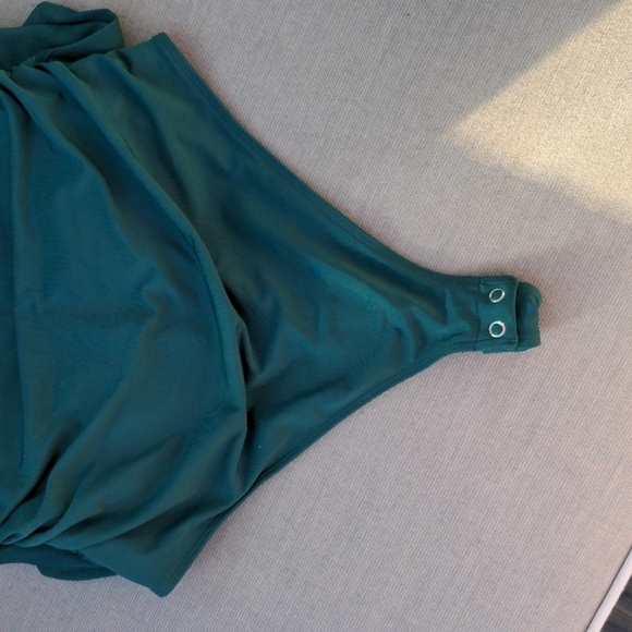 Express Body Contour Compression Empire V-Neck Thong Bodysuit M New - Picture 9 of 11